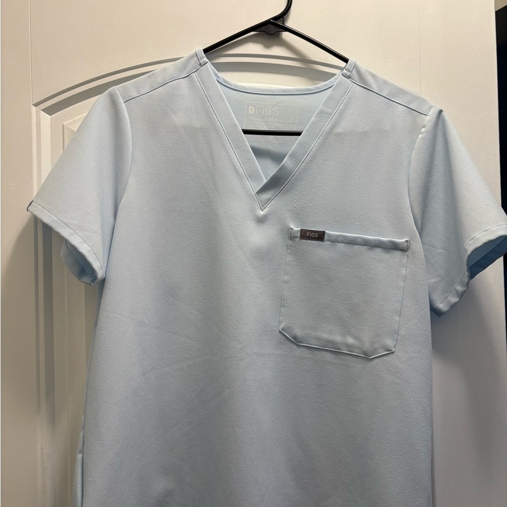 Figs open skies scrub set